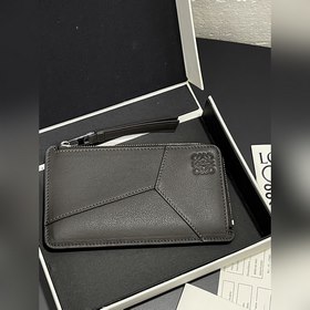 男士拉鍊卡包 此卡包靈感來源于puzzle 系列手袋，采用獨特的幾何圖案 采用經