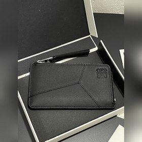 男士拉鍊卡包 此卡包靈感來源于puzzle 系列手袋，采用獨特的幾何圖案 采用經