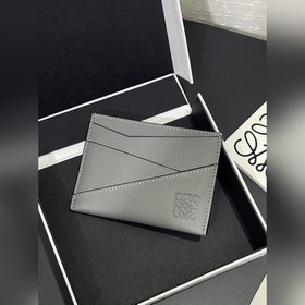 男士單片卡包 錢包的靈感來自于puzzle 系列手袋， 采用獨特的幾何圖案 采用