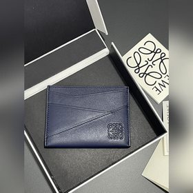 男士單片卡包 錢包的靈感來自于puzzle 系列手袋， 采用獨特的幾何圖案 采用