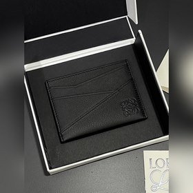男士單片卡包 錢包的靈感來自于puzzle 系列手袋， 采用獨特的幾何圖案 采用