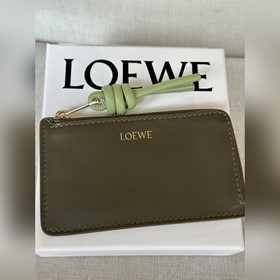 loewe最 卡包A05卡其綠色 配包裝 ， 尺寸13-7.5cm