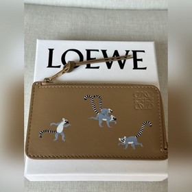 loewe 聯名卡包長尾猴限量款 配套包裝， loewe特有的嵌入製作方法.圖案