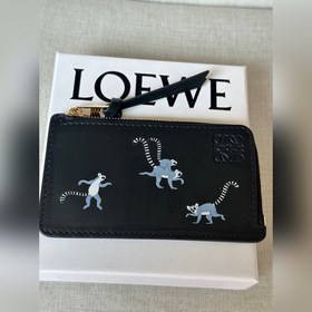 loewe 聯名卡包長尾猴限量款 配套包裝， loewe特有的嵌入製作方法.圖案