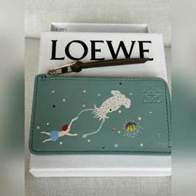 loewe 聯名卡包限量款 配套包裝 loewe特有的嵌入製作方法.圖案栩栩如生