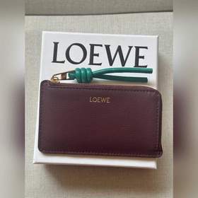 loewe最 卡包A05酒紅 全套包裝 ， 尺寸13-7.5cm