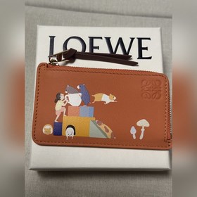 loewe 聯名卡包限量款 配套包裝 loewe特有的嵌入製作方法.圖案栩栩如生