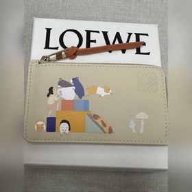 loewe 聯名卡包限量款 配套包裝， loewe特有的嵌入製作方法.圖案栩栩如