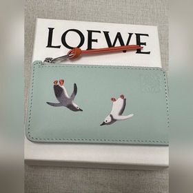 loewe 聯名卡包限量款 配套包裝， 企鵝湖蘭色 loewe特有的嵌入製作方法