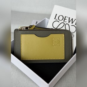 loewe最 卡包A1 卡其綠色， 全套包裝 尺寸13-7.5cm