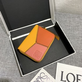 Puzzle拼接拉鍊小卡包 選用經典小牛皮制成，内有信用卡位，精緻、時尚。 款號