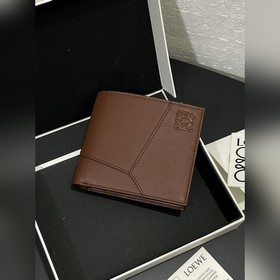男士對折錢包 錢包的靈感來自于puzzle 系列手袋， 采用獨特的幾何圖案 采用