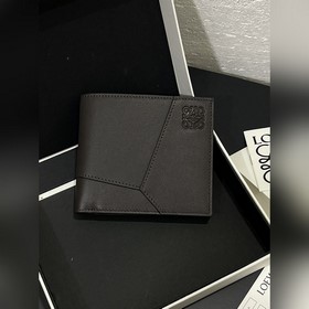 男士對折錢包 錢包的靈感來自于puzzle 系列手袋， 采用獨特的幾何圖案 采用