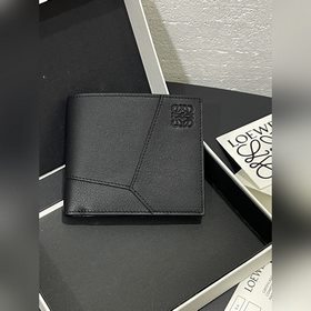 男士對折錢包 錢包的靈感來自于puzzle 系列手袋， 采用獨特的幾何圖案 采用