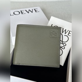 X4 官網同步極簡主義 卡其綠色 全套包裝， 柔軟粒面牛皮革雙折錢包。 八個卡位