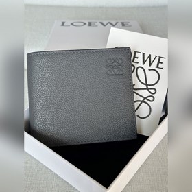 X4 官網同步極簡主義 珍珠灰色 全套包裝， 柔軟粒面牛皮革雙折錢包。 八個卡位