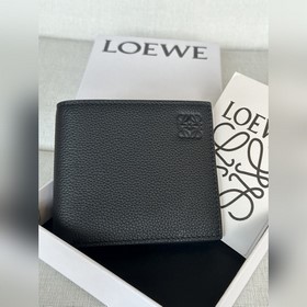 X4 官網同步極簡主義 黑色 全套包裝， 柔軟粒面牛皮革雙折錢包。 八個卡位，兩