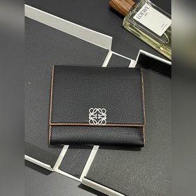 對折短款錢包 采用鵝卵石頭紋牛皮、 内裡小牛皮，卡位，拉鍊口袋， 可放大鈔。款號