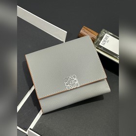 對折短款錢包 采用鵝卵石頭紋牛皮、 内裡小牛皮，卡位，拉鍊口袋， 可放大鈔。款號