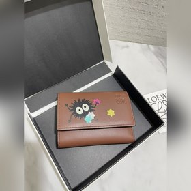 特别合作限量款 精靈 系列短款錢包 采用鑲嵌工藝精制而成，其靈動、精緻的設計，光