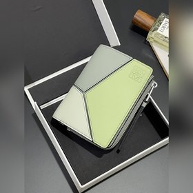 puzzle 拼接對折短款錢包 選用經典的Napa小牛皮，内有卡位及零錢袋， 放