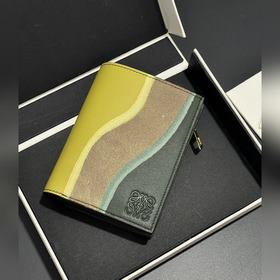 Landscape拼接對扣錢包 采用小牛皮拼絨面麂皮 此款錢包是将不同的皮經過鏟