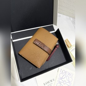 compact zip wallet短夾 選用耐磨的珠地小牛皮，采用雙色組合搭配