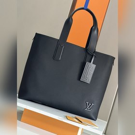 [163C01動态芯片]本款 Pilot Tote 手袋出自 LV Aerogr