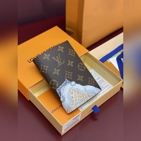 M25753 絲印貓！護照套 本款護照套取材 Monogram 帆布，攜美國版