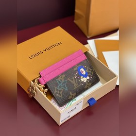 M15332 聖誕款！(高品質 ) LV CHARMS 卡夾 路易威登吉祥物 V