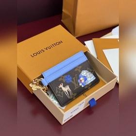 M15324 聖誕款！(高品質 ) LV CHARMS 卡夾 路易威登吉祥物 V