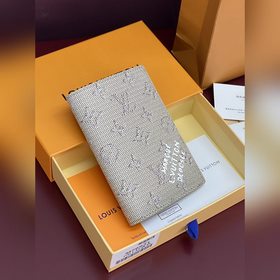 M26831 杏色！護照套！本款護照套援引品牌複古 Damier 圖案，為缤紛