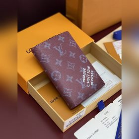 M26831 絲印紫色！護照！本款護照套援引品牌複古 Damier 圖案，為缤紛