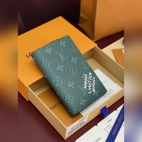 M26831 絲印綠色！護照！本款護照套援引品牌複古 Damier 圖案，為缤紛