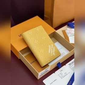 M26831 絲印黃色！護照！本款護照套援引品牌複古 Damier 圖案，為缤紛