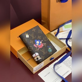 M15327 護照套！Vivienne 的愛好者們定會鐘情于這款俏皮可愛的護照夾