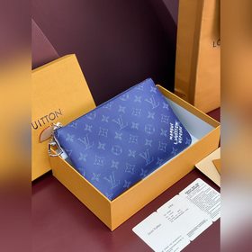 M27109 絲印藍色！中號鑰匙零錢包！本款中號鑰匙零錢包為 Monogram