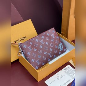 M27109 絲印紫色！中號鑰匙零錢包！本款中號鑰匙零錢包為 Monogram