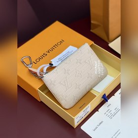 M27141 絲印杏色！小號鑰匙零錢包！本款小號鑰匙零錢包以當季色調升級 Mon