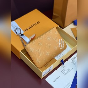 M27141 絲印黃色！小號鑰匙零錢包！本款小號鑰匙零錢包以當季色調升級 Mon