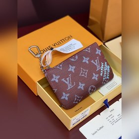 M27141 絲印紫色！小號鑰匙零錢包！本款小號鑰匙零錢包以當季色調升級 Mon