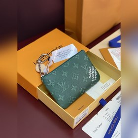 M27141 絲印綠色！小號鑰匙零錢包！本款小號鑰匙零錢包以當季色調升級 Mon