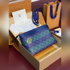 升級版本 M11545 藍條紋！POCHETTE VOYAGE SOUPLE 手