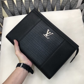 LV頂級原單醉新款手拿包到貨。進口牛皮。配專裡布。做工看細節，每一處都無比講究，
