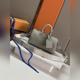 頂級原單 原版開發，全鋼五金 Keepall 系列的迷你版本再現新意。Tauri