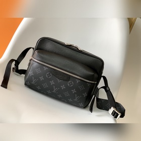 原單LU OUTDOOR 郵差包 M30242藍 30233黑 以Taïga皮革