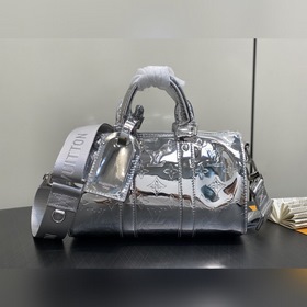 [原單精品]M26903銀色 鏡面漆皮枕頭包 KEE ALL BANDOULIÈ