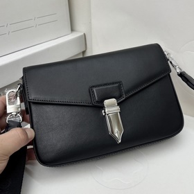 MONTBLANC萬寶龍大班軟皮系列筆鋒扣斜跨包郵差包 經典黑 型號：MB19