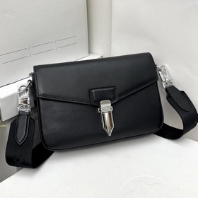 MONTBLANC萬寶龍大班軟皮系列筆鋒扣斜跨包郵差包 經典黑 型號：MB19