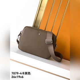 斜挎包型號：7079-4#卡其色頂級原單貨萬寶龍意大利自然摔小牛皮，手感超級柔軟